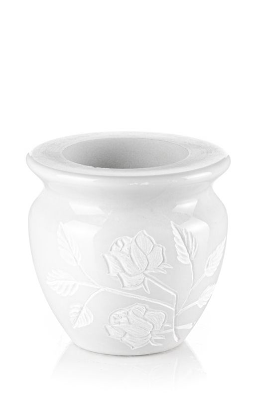 Un vaso bianco con fiori e foglie su uno sfondo bianco.