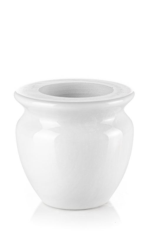 Un vaso bianco con un buco al centro su uno sfondo bianco.