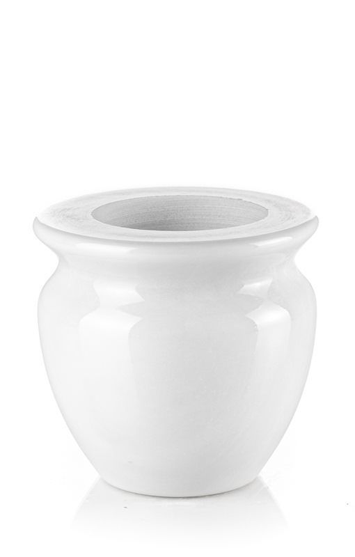 Un vaso bianco con un buco al centro su uno sfondo bianco.