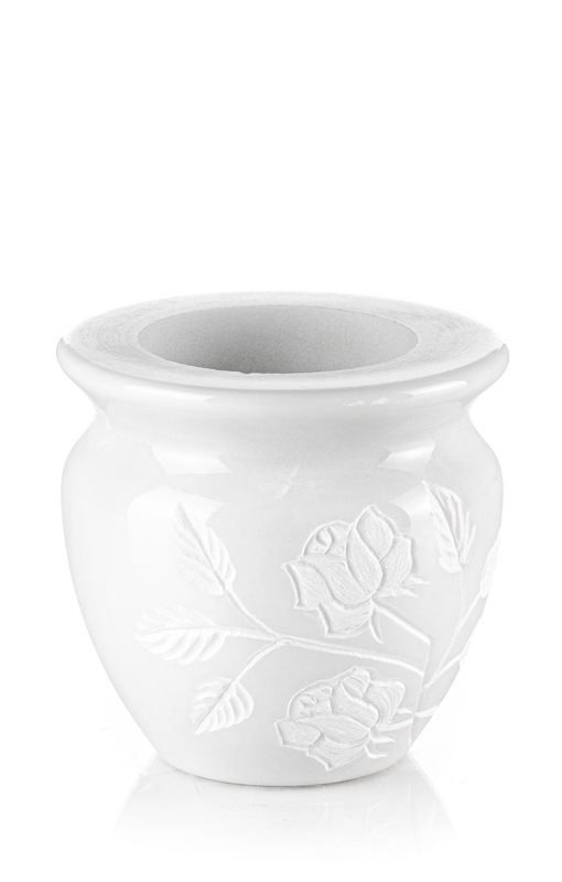 Un vaso bianco con un disegno floreale su uno sfondo bianco.