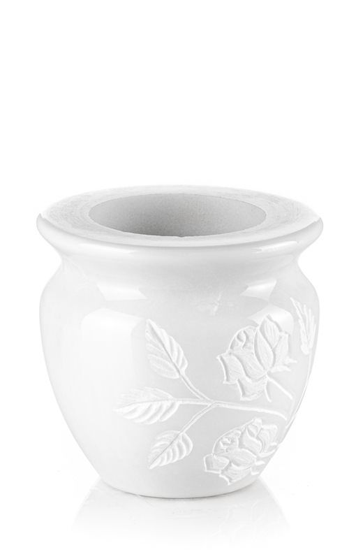 Un vaso bianco con delle foglie su uno sfondo bianco.