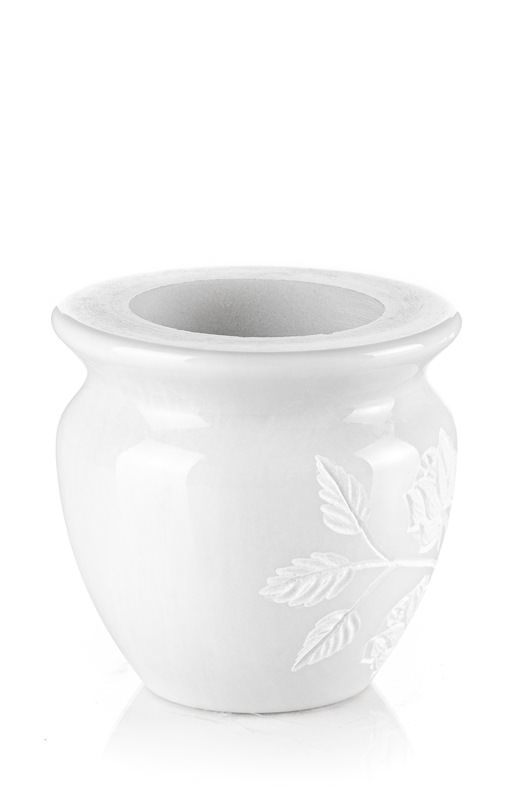 Un vaso bianco con delle foglie su uno sfondo bianco.