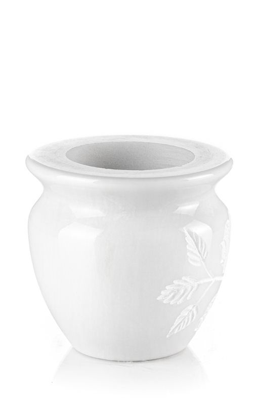 Un vaso bianco con una foglia su uno sfondo bianco.