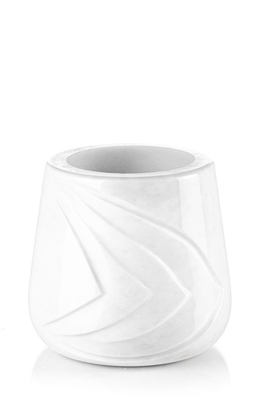 Un vaso di ceramica bianca con un disegno a vortice su uno sfondo bianco.