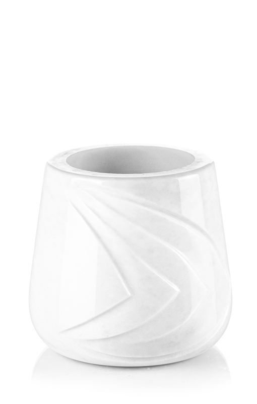 Un vaso di ceramica bianca con un disegno a vortice su uno sfondo bianco.