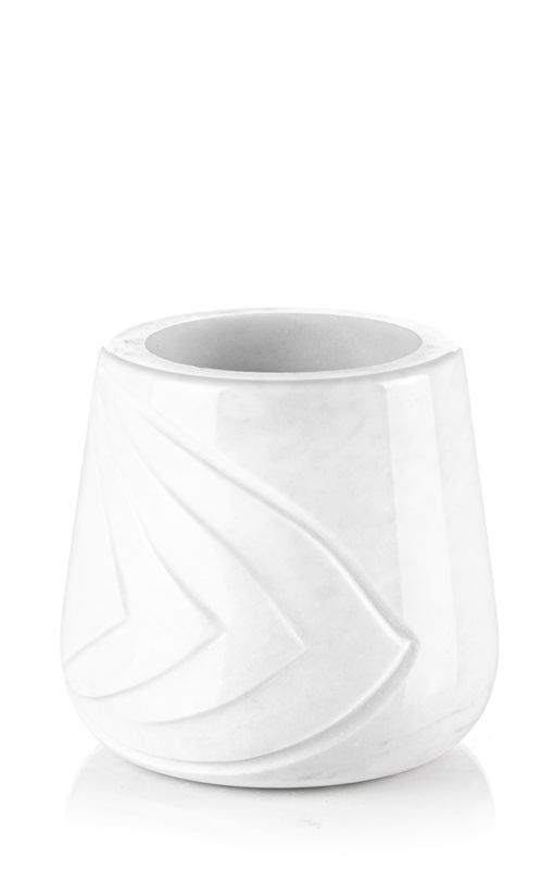 Un vaso bianco con un disegno a forma di foglia su uno sfondo bianco.