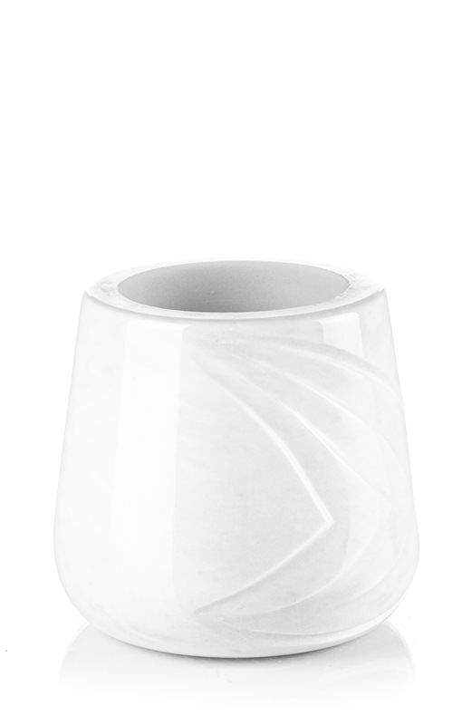 Un vaso di ceramica bianca con un disegno a vortice su uno sfondo bianco.