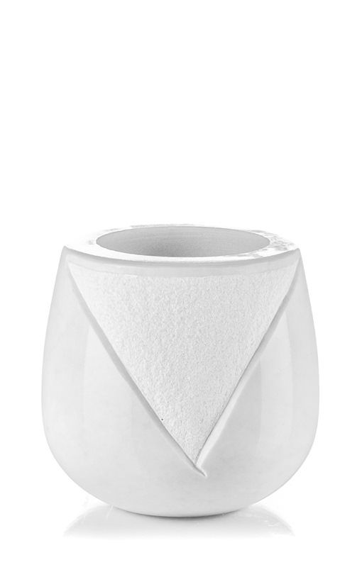 Un vaso bianco con un disegno a triangolo su uno sfondo bianco.