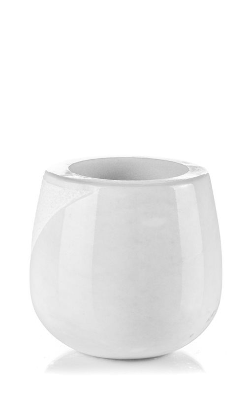 Una ciotola di ceramica bianca su uno sfondo bianco.