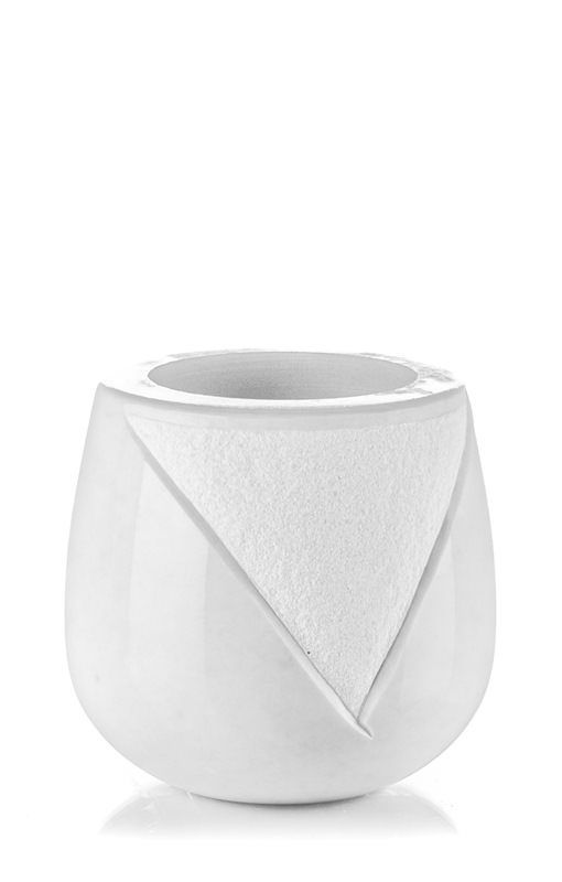 Un vaso bianco con un disegno geometrico su uno sfondo bianco.
