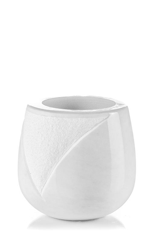 Un vaso di ceramica bianca con un disegno a vortice su uno sfondo bianco.