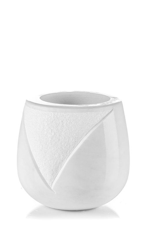Un vaso bianco con un disegno geometrico su uno sfondo bianco.