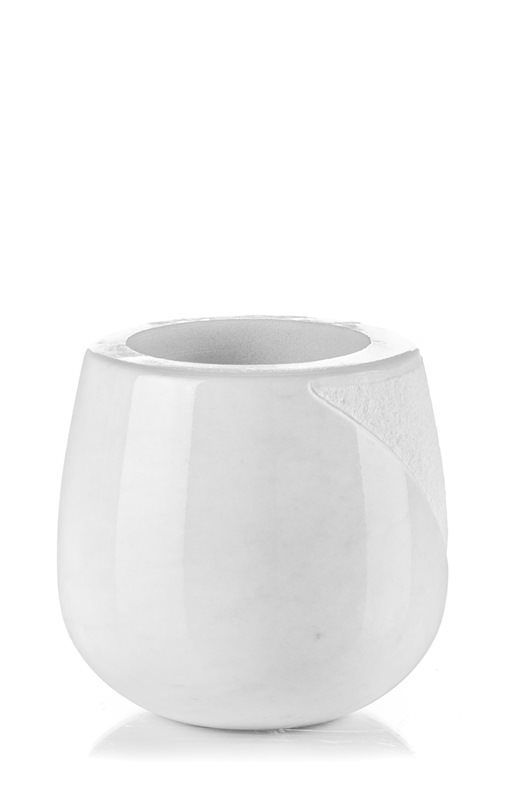 Un vaso di ceramica bianca su uno sfondo bianco.