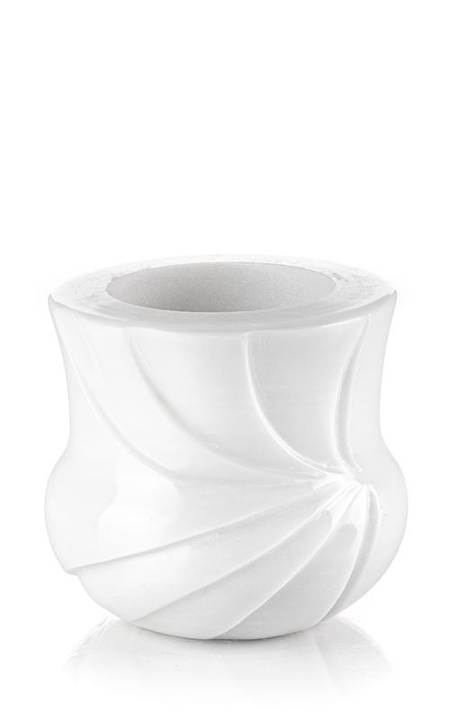 Un vaso bianco con un disegno a vortice su uno sfondo bianco.