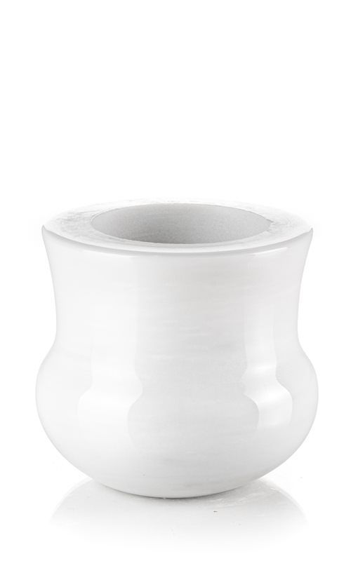 Un vaso bianco su uno sfondo bianco con un riflesso.