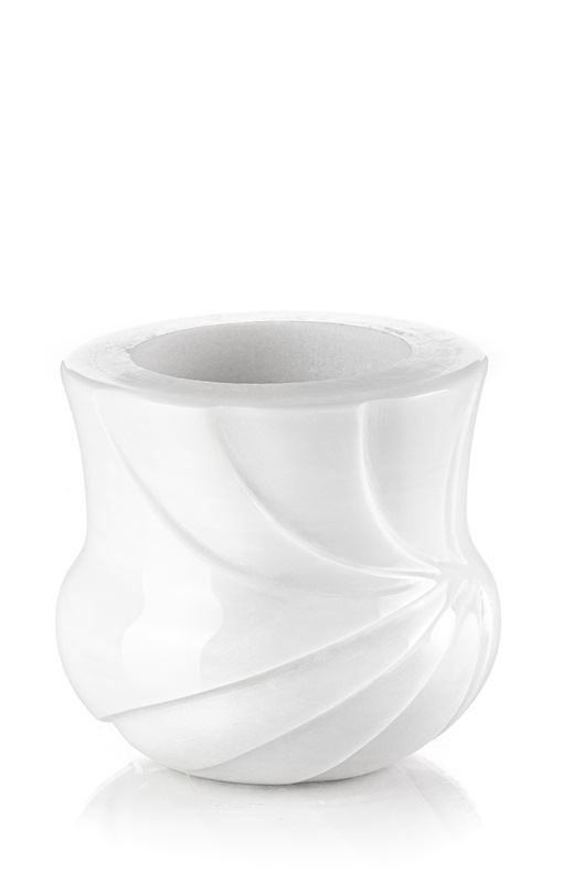 Un vaso bianco con un disegno a vortice su uno sfondo bianco.