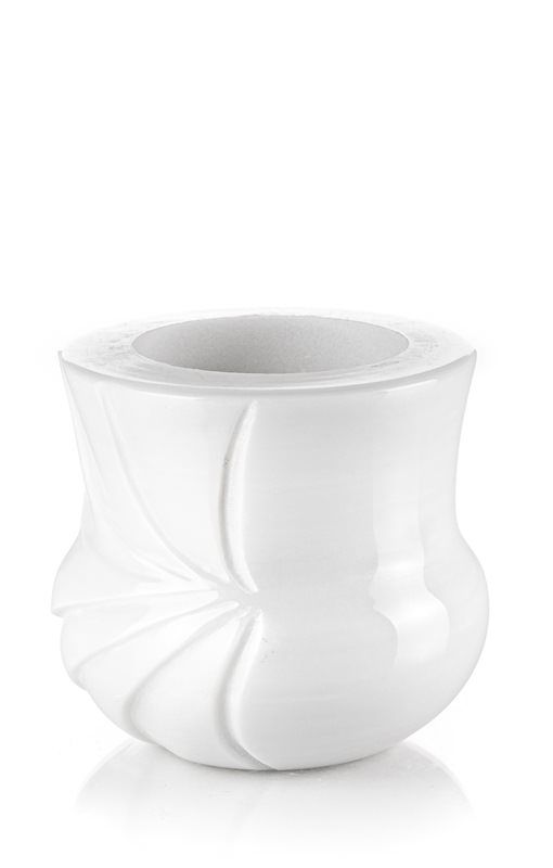 Un vaso bianco con un disegno a vortice su uno sfondo bianco.