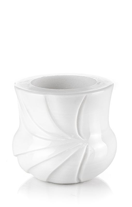 Un vaso bianco con un disegno a vortice su uno sfondo bianco.