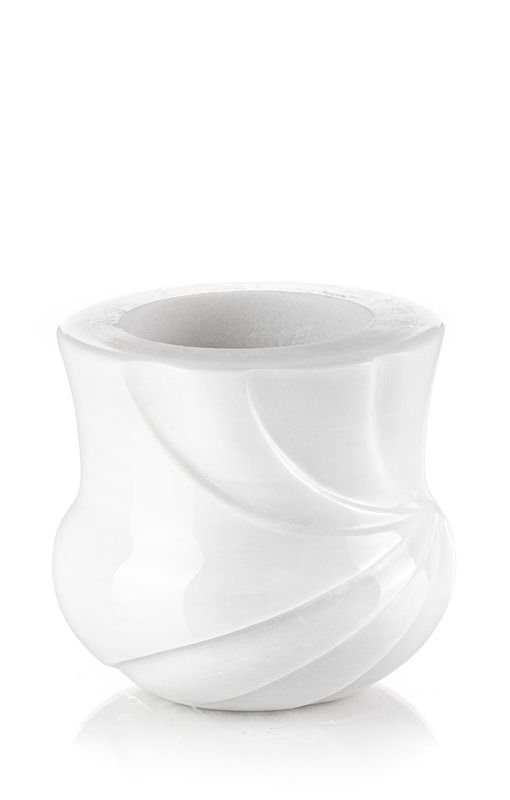 Un vaso bianco con un disegno a vortice su uno sfondo bianco.