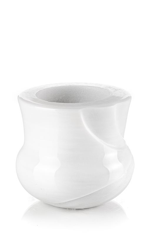 Un vaso bianco con base in marmo su sfondo bianco.
