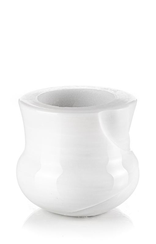 Un vaso bianco su uno sfondo bianco con un riflesso.