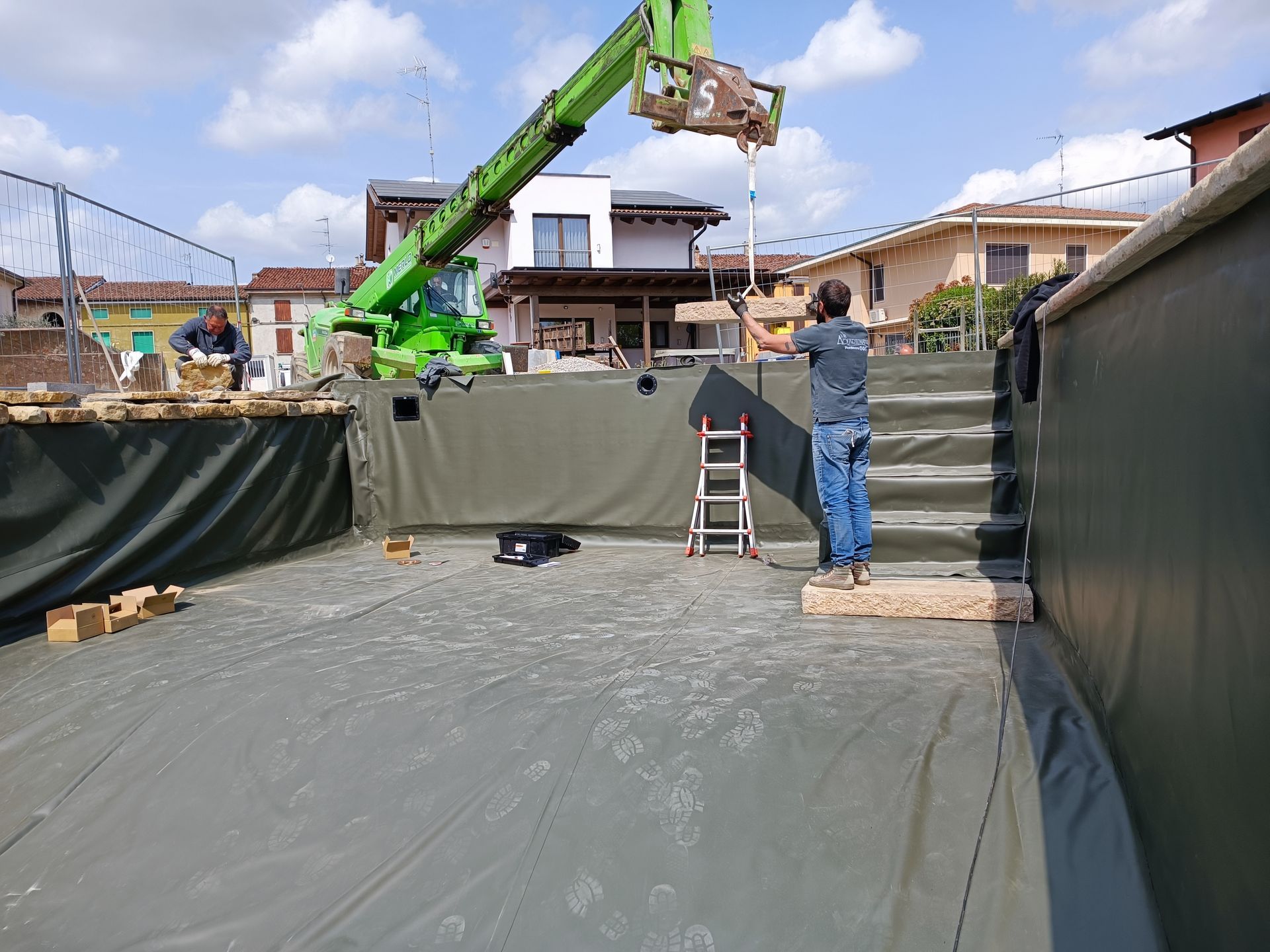 lavori in corso per biopiscina