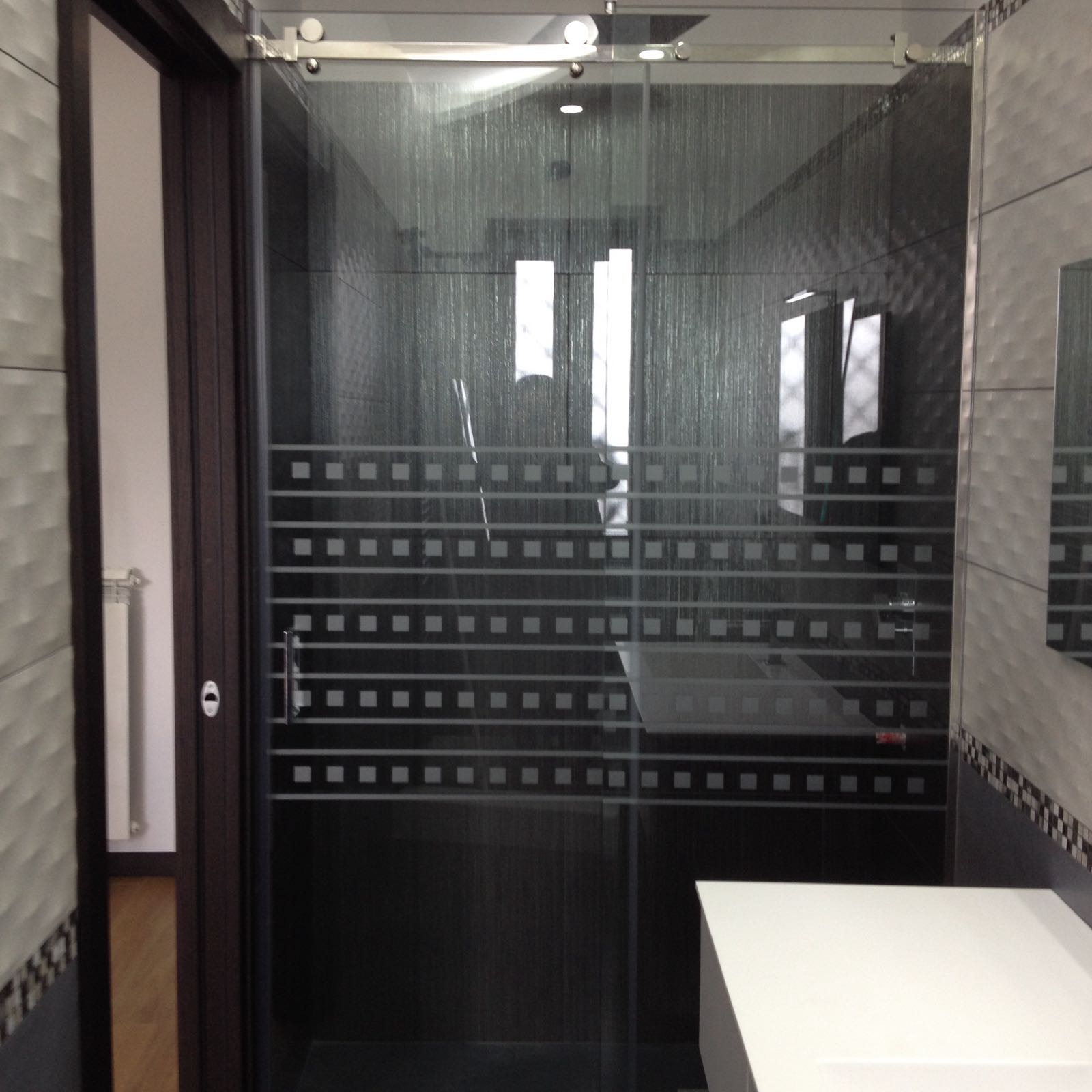 Box doccia su misura con porte scure