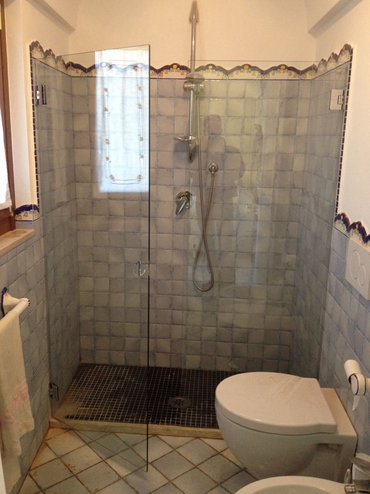 Box doccia a piastrelle