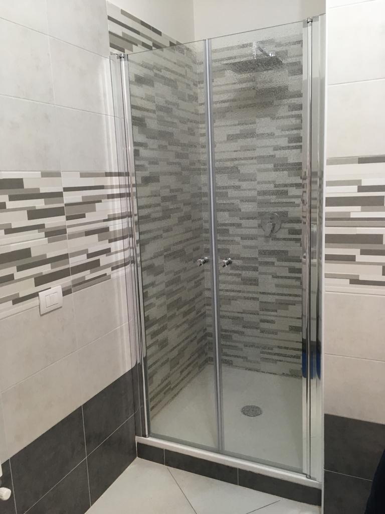 Box doccia con vetro decorato