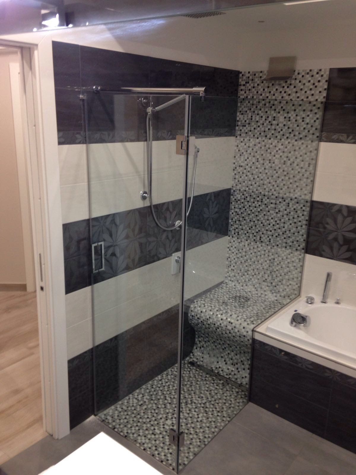 Box doccia strisce bianche e nere