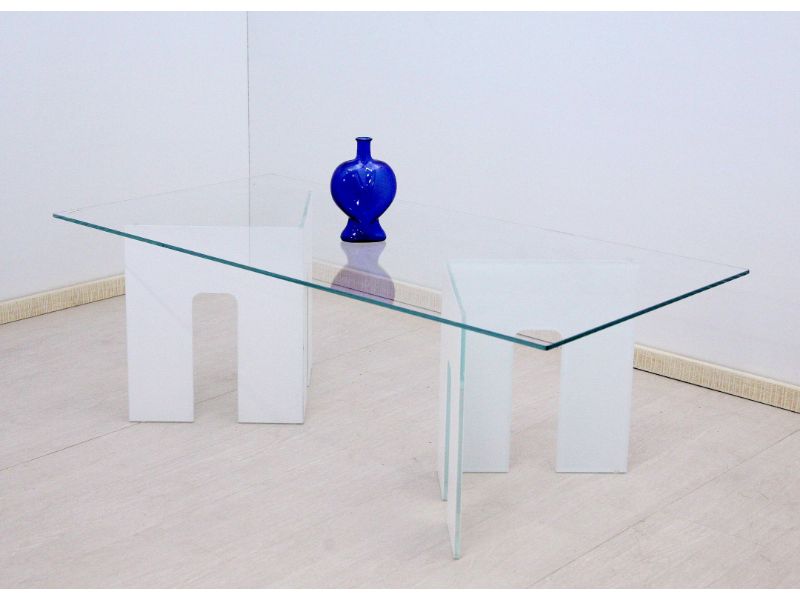 Tavolo in vetro con vaso