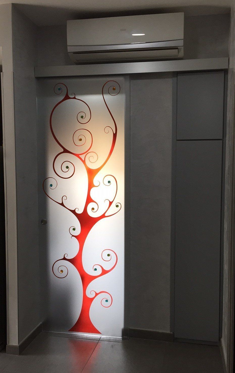 Porta con decoro rosso