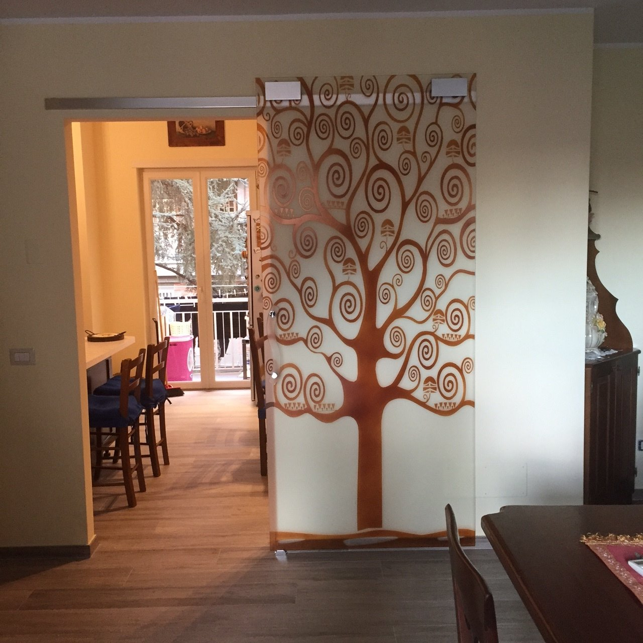 Porta scorrevole su binario