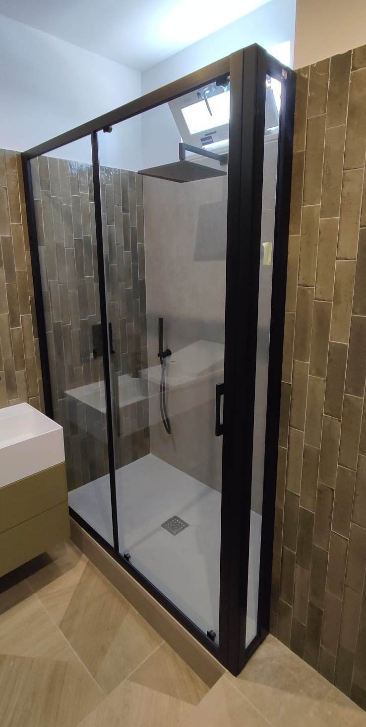 Cabina doccia su misura in vetro con profili neri