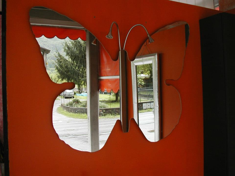 Specchio di design a forma di farfalla