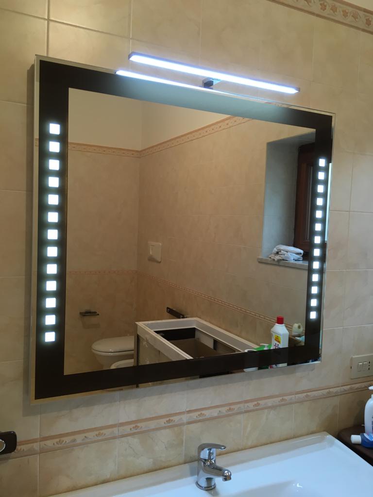 Specchio per arredo bagno retroilluminato con luci led