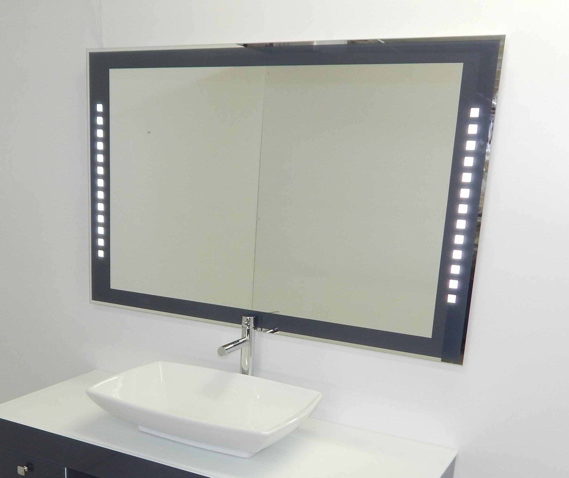 Specchio da bagno rettangolare con luci led