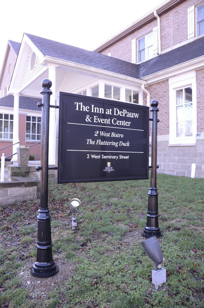 A sign for the inn at delaware and event center
