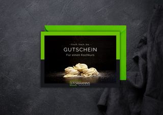 French Toast mit karamellisierten Äpfeln, Blaubeeren und Puderzucker auf einem dunklen Teller.