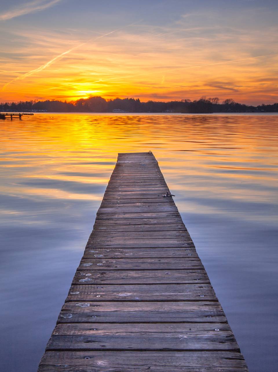 lago con tramonto