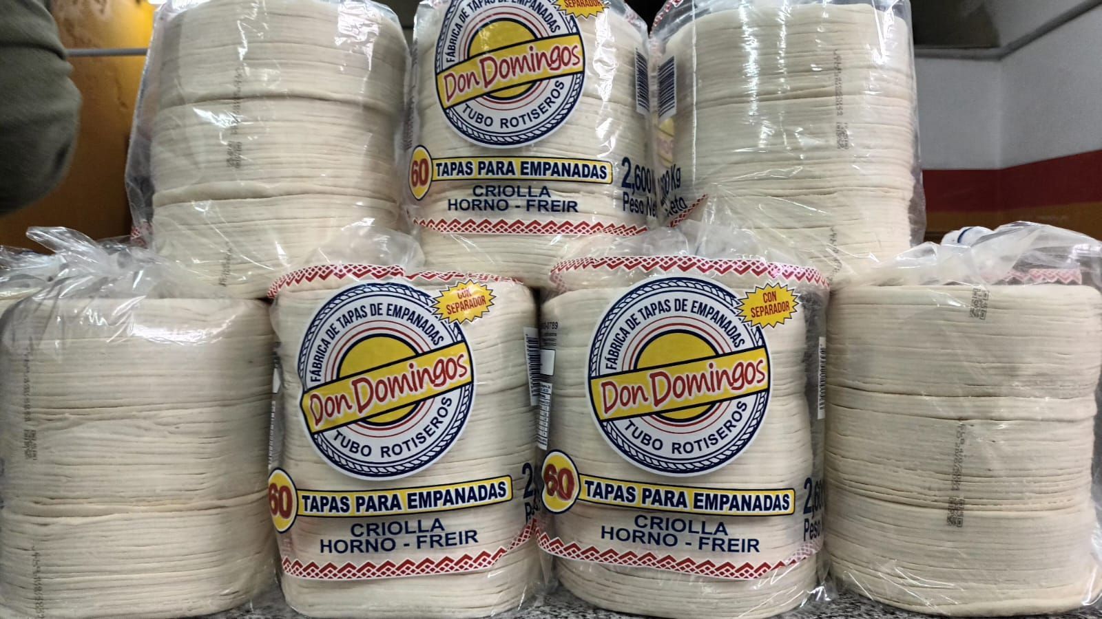 Montones de masa para empanadas envasada etiquetada como