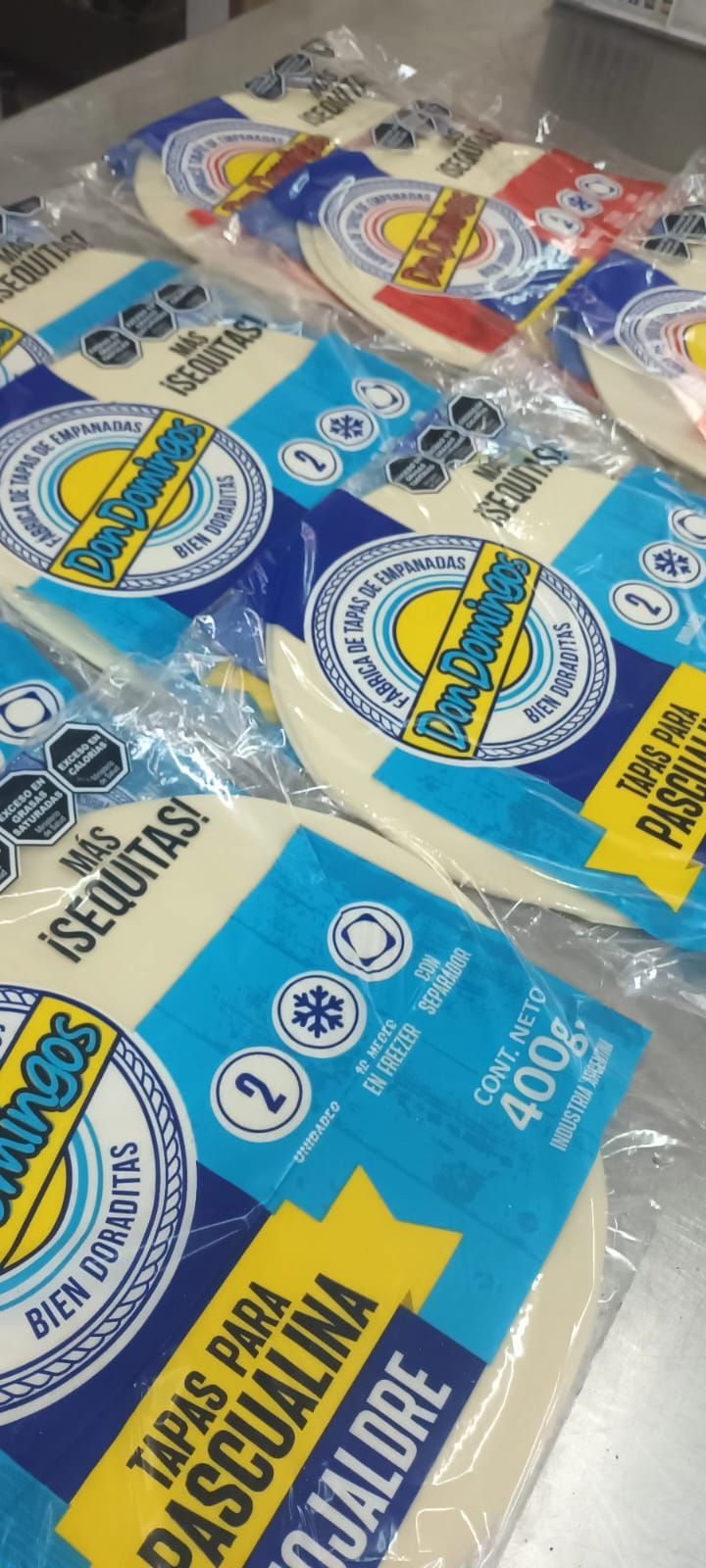 Múltiples paquetes de productos alimenticios circulares de color blanco,