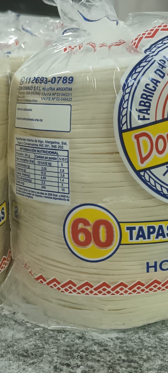 Paquete de 60 tortillas. Círculo rojo y amarillo con el número 60, tortillas blancas dentro de una envoltura de plástico.