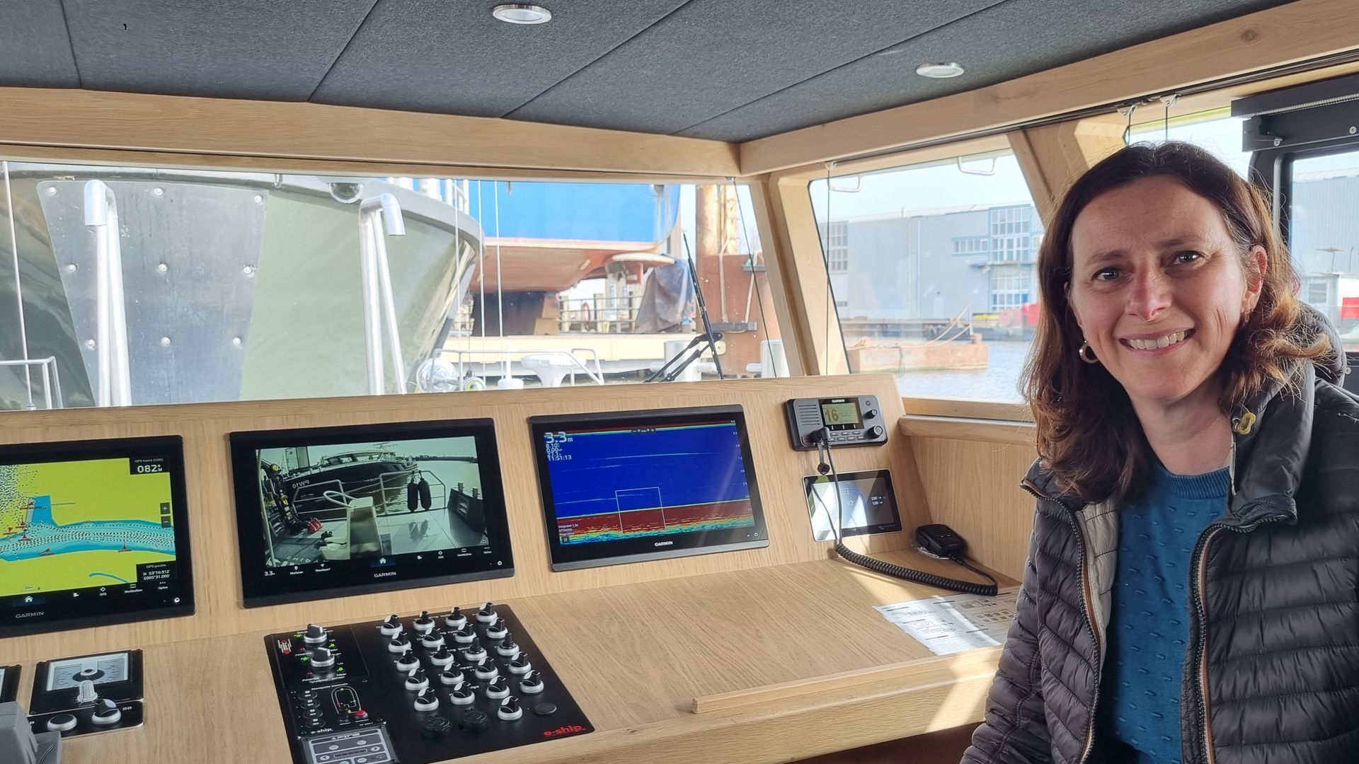 Marrieke van Geel met dashboard havenboot