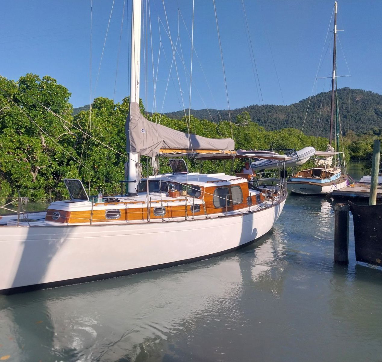 A sailboat is docked in the water near a dock — Edge's Boatyard In Jubilee Pocket, QLD