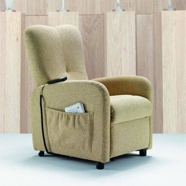 Poltrona reclinabile beige con tasca per il telecomando, su uno sfondo con pannelli in legno chiaro.