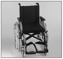 Sedia a rotelle nera e argento con sedile e schienale scuri su sfondo grigio chiaro.