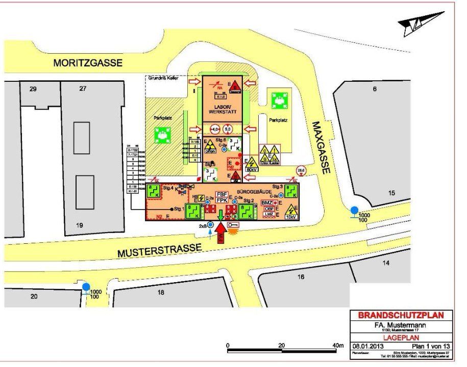 Brandschutzplan, Luftbild des Gebäudes und der umliegenden Straßen mit Angabe der Notausgänge und -ausrüstung.