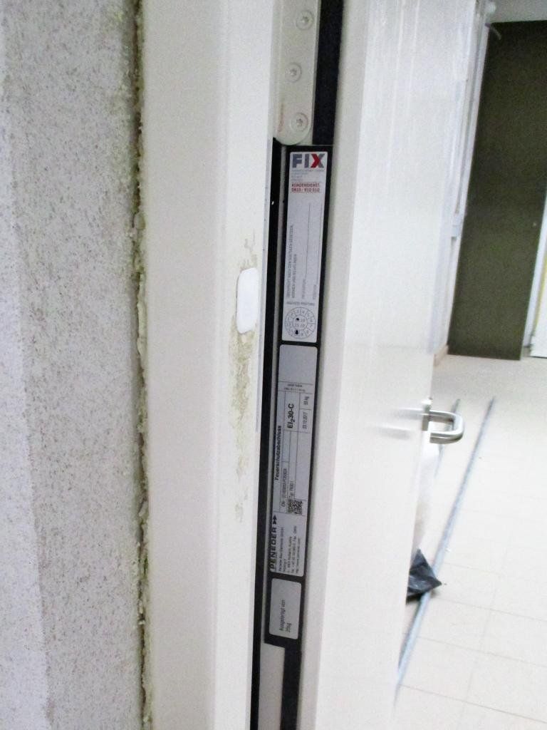 Türrahmen mit Etiketten. Weißer Rahmen mit schwarzer Dichtungsmasse.