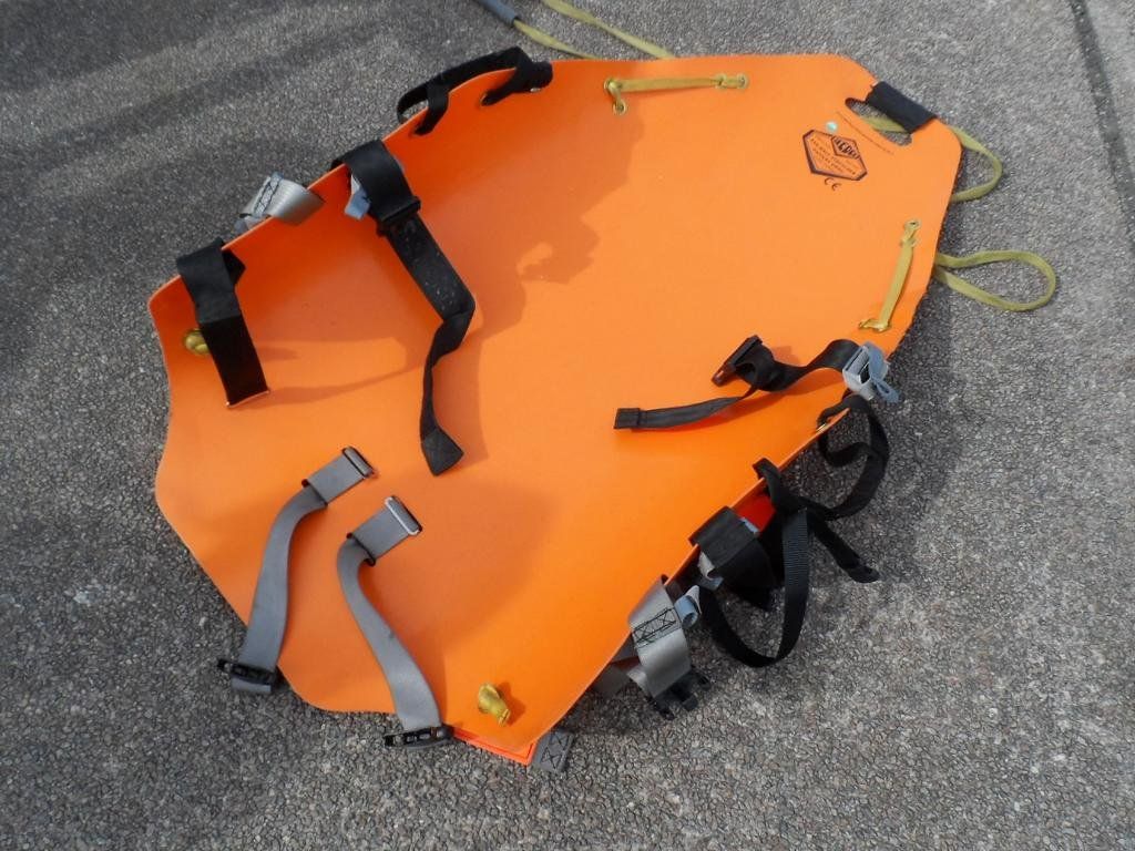 Orangefarbenes Spineboard mit Gurten, verwendet für den Patiententransport.
